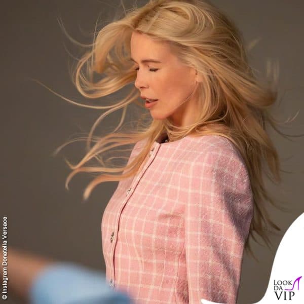 Capelli al vento e outfit bon ton Versace