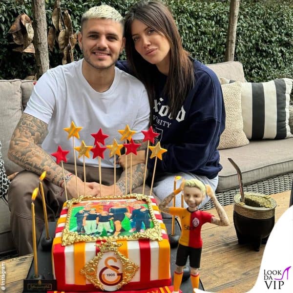 Mauro Icardi e Wanda Nara posano con la torta di compleanno del calciatore 