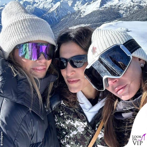 la showgirl è in vacanza con le amiche e con il figlio Maddox 