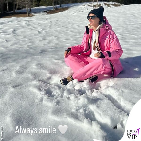 "Always smile" scrive la Satta, postano uno scatto dove sorride 