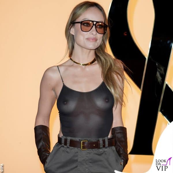 il suo outfit è provocante  