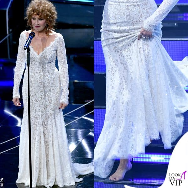 abito sponsale di Luisa Spagnoli per Fiorella Mannoia, sul palco a piedi nudi (gioielli Crivelli)