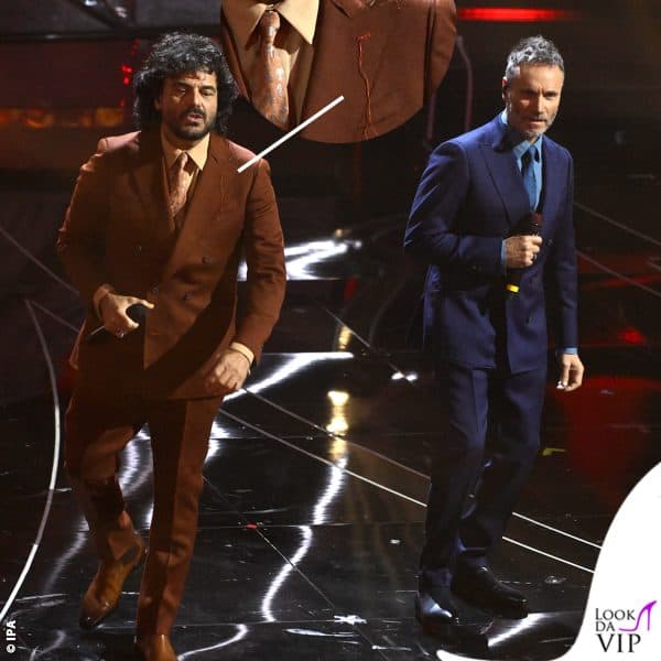 Francesco Renga e Nek in Maurizio Miri, con un filo scucito sul bavero 