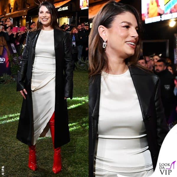 Emma in JW Anderson e orecchini Tiffany & Co. 