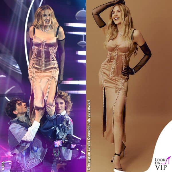 il primo abito, firmato Dolce&Gabbana, è della collezione spring-summer 2003 del brand (sandali Giuseppe Zanotti, gioielli Pomellato)
