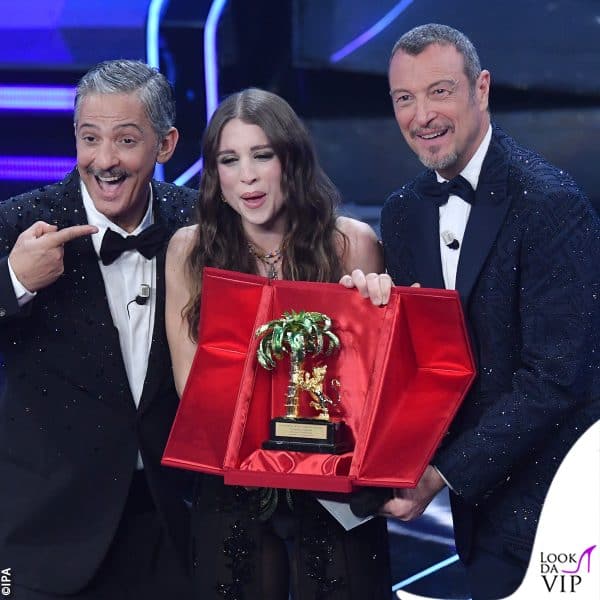 Fiorello e Amadeus con la vincitrice di Sanremo 2024