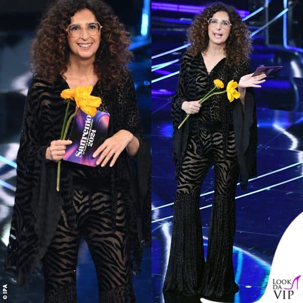 La Mannino ha distribuito fiori in platea