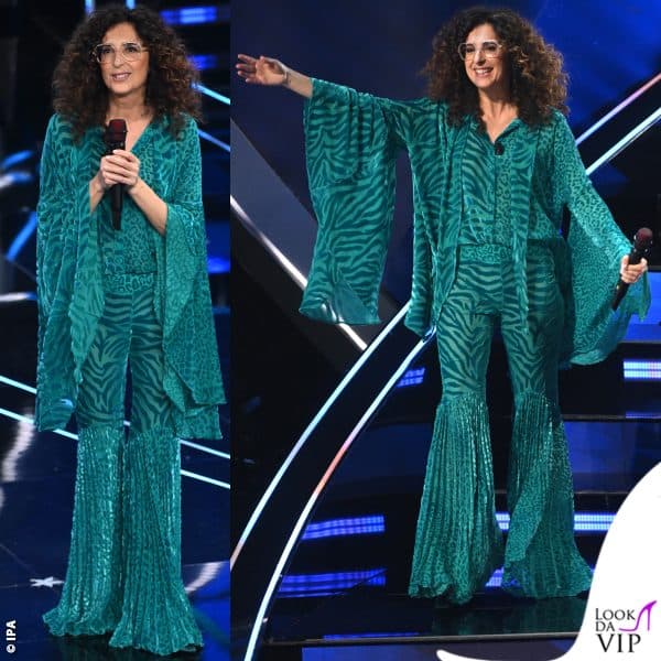 Il completo di verde in chiffon ha le maniche svolazzanti