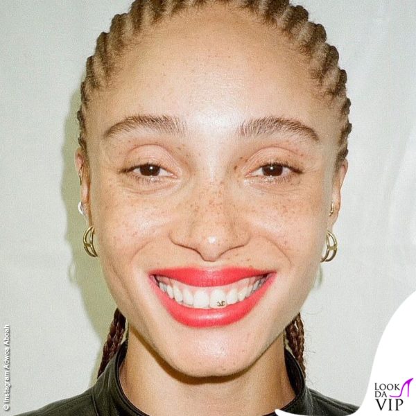 Adwoa Aboah sfoggia sull'incisivo un tooth charm con la doppia C di Chanel