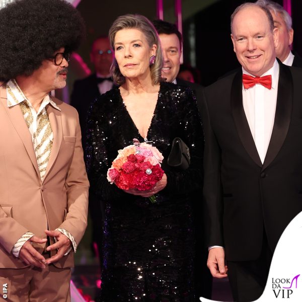 abito nero Lanvin per Carolina di Monaco, qui con lo stilista Christian Louboutin e il fratello Alberto 