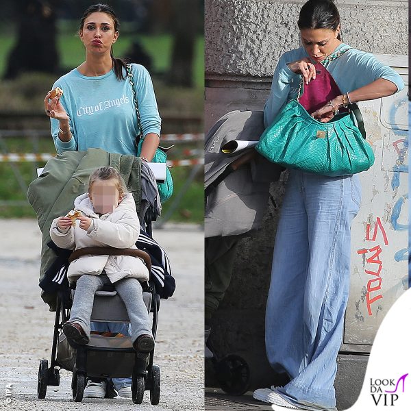 look comodo e casual con jeans, maglietta celeste e borsa Zagliani