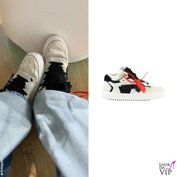 nello studio di piercing con le sneakers Off-White 