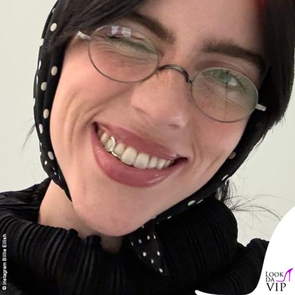 Billie Eilish sorride e sfoggia il suo grillz