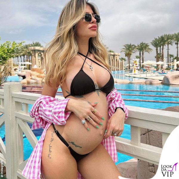 l'influencer mostra il pancione a bordo piscina  