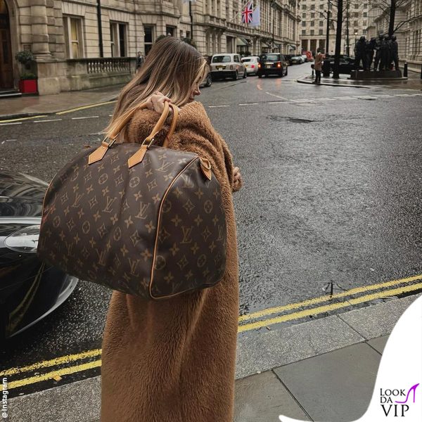 di recente lei l'ha raggiunto a Londra, città dove lui vive (borsa Louis Vuitton, cappotto Max Mara)