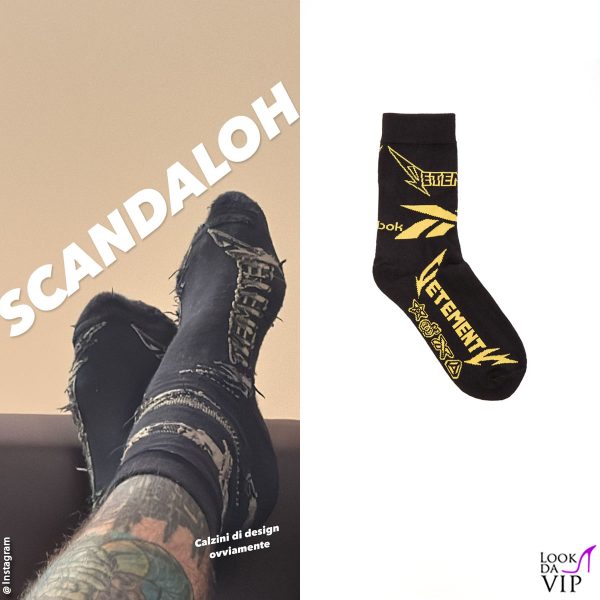 Fedez sul divano con i calzini Vetements 