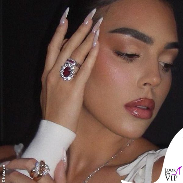 Unghie lunghissime per Georgina Rodriguez