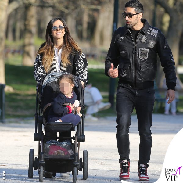 Giorgia Palmas passeggia al parco con Filippo Magnini e la figlia Mia