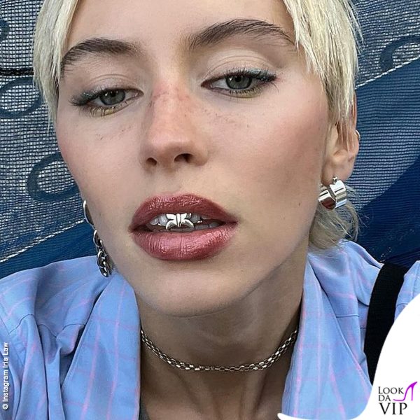 Grillz a forma di farfalla per Iris Law