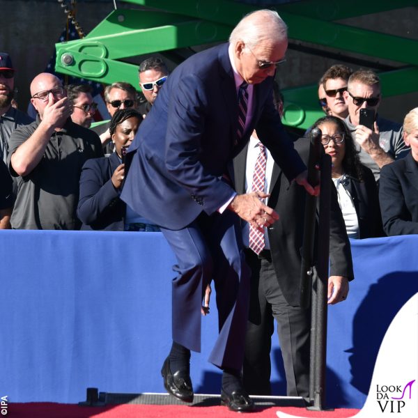 A ottobre 2023 Joe Biden è inciampato sul palco a Philadelphia 