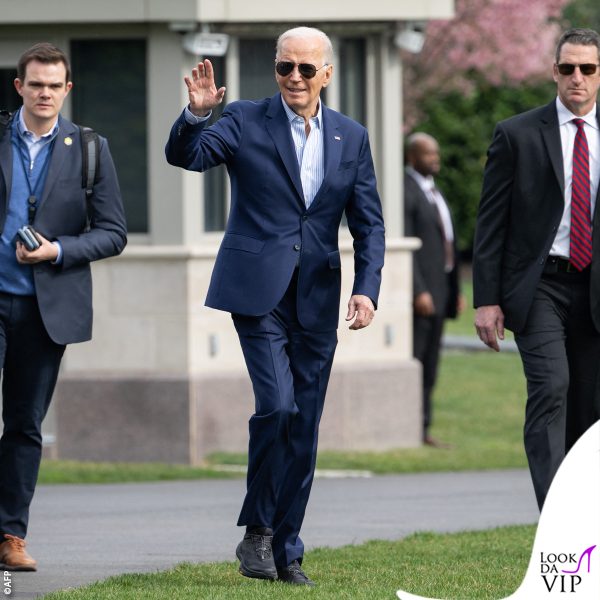 l'8 marzo, sempre alla White House e sempre con le sneakers 