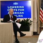 Joe Biden con le sneakers Hoka