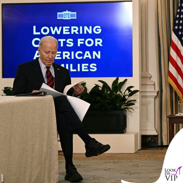 Joe Biden il 5 marzo 2023 durante un meeting alla Casa Bianca: per la prima volta indossa le sneakers Hoka 
