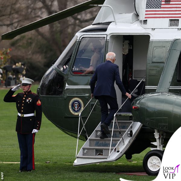 Biden sale sull'elicottero presidenziale 