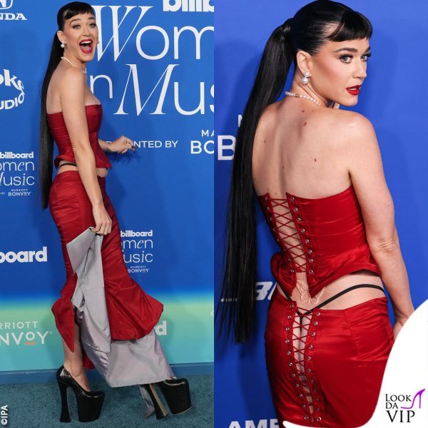 dopo le foto frontali, la Perry si gira 