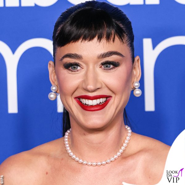labbra rosse e occhi marcati per Katy Perry, che spezza la malizia del look con le perle
