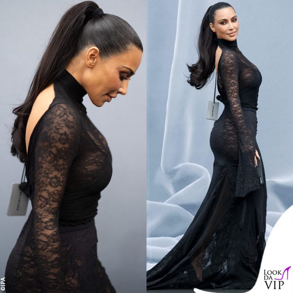 Kim Kardashian in posa prima della sfilata Balenciaga 