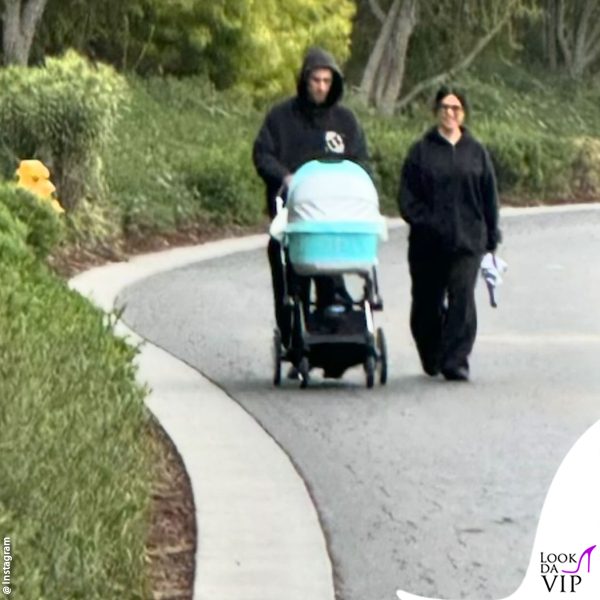 Kourtney passeggia con Travis e Rocky 