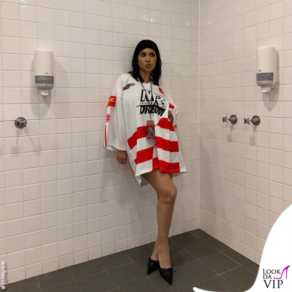 Kourtney in posa nelle docce pubbliche 