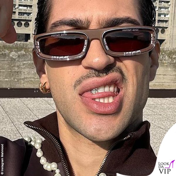 Mamhood sfoggia il suo grillz scintillante