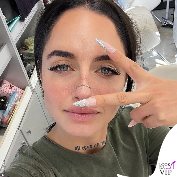 Una manicure che non passa inosservata per Matilde Gioli