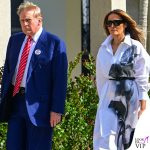 Melania Trump in Florida con l'abito Alexander McQueen