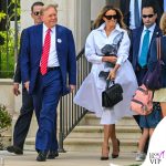 Melania Trump in Florida con l'abito Alexander McQueen