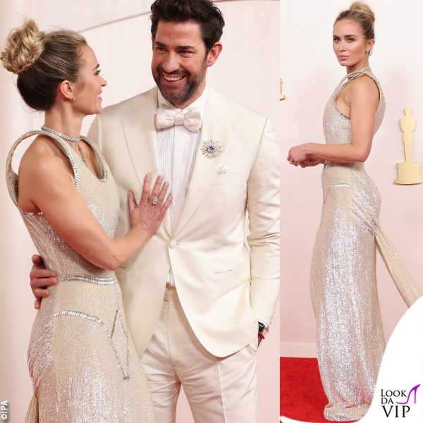 Emily Blunt con il marito John Krasinski e la spallina sospesa 