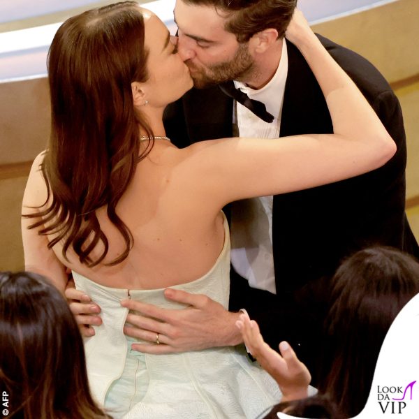 l'attrice vince l'oscar e bacia il marito, Dave McCary: si vede lo strappo sul bustino 
