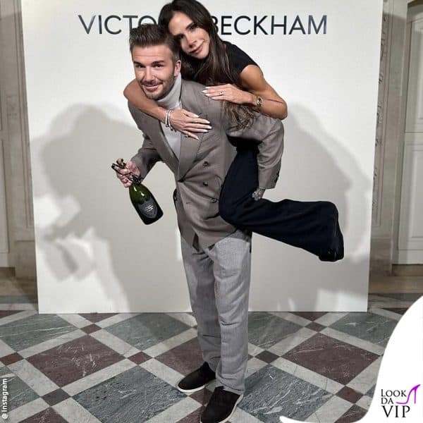 sorretta (letteralmente) dal marito David Beckham 