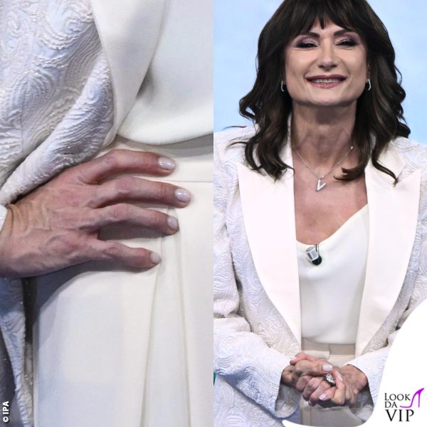 Vladimir Luxuria con la manicure in pendant con l'outfit