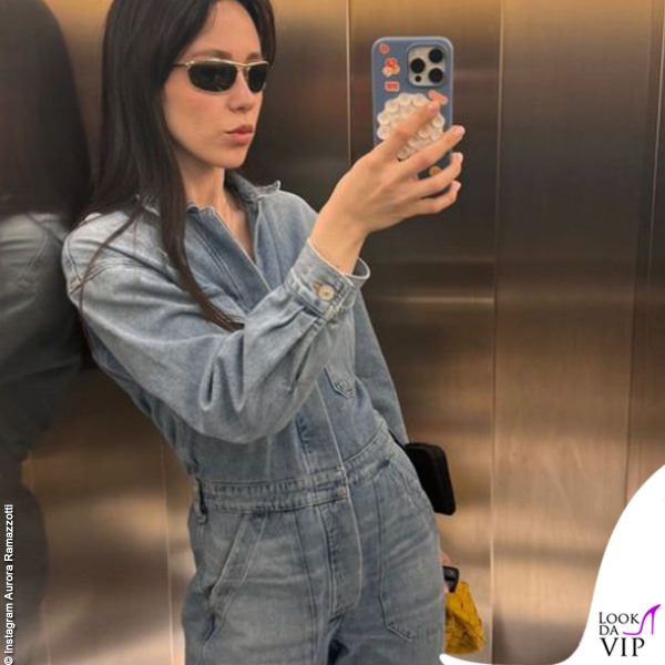 Aurora Ramazzotti con una tuta in denim