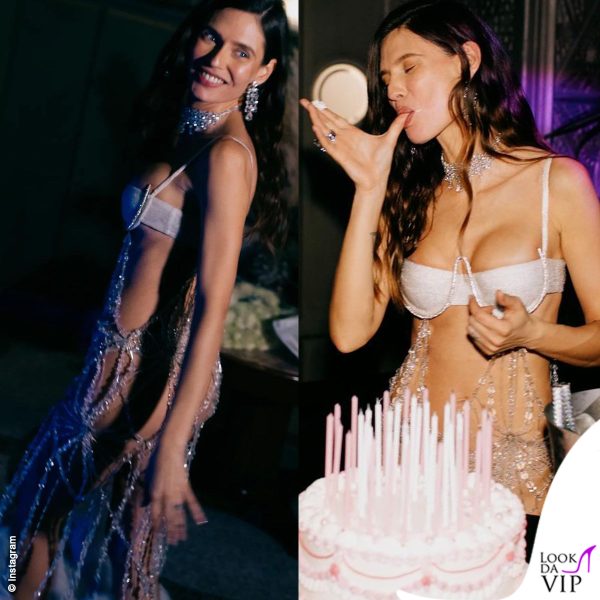 La mise per il taglio della torta è estremamente sexy
