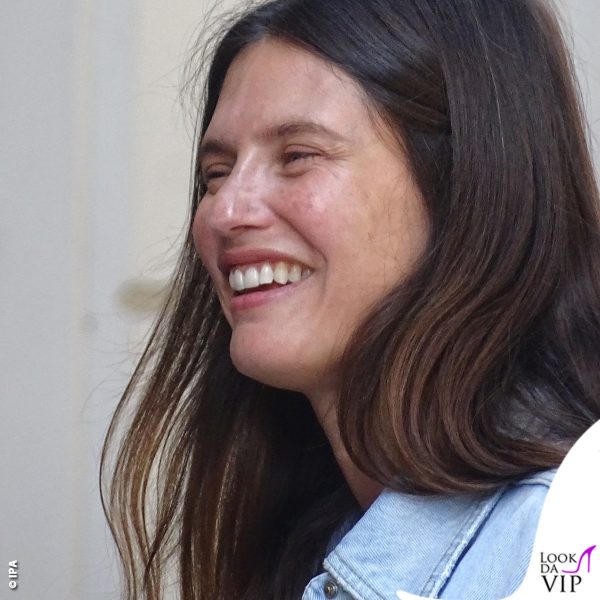 Bianca sorride felice durante la giornata con i genitori