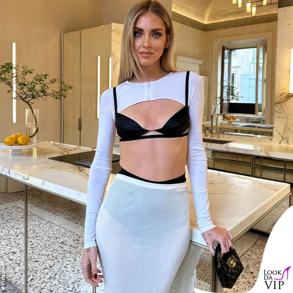 Chiara Ferragni in Nensi Dojaka alla Design Week (con reggiseno nero a vista)