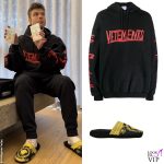 Fedez mostra le nuove carte Pokemon