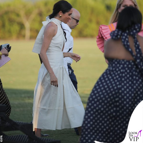 Meghan sul prato dopo la premiazione 