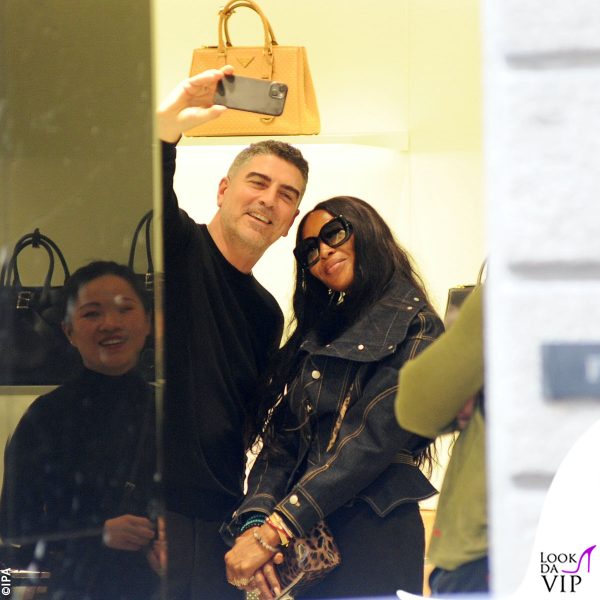selfie con i dipendenti della boutique Prada 