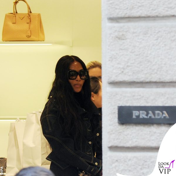 Naomi Campbell in boutique da Prada a Milano 