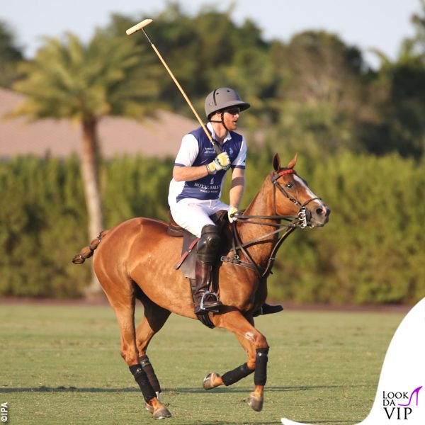 Harry a cavallo durante la partita 